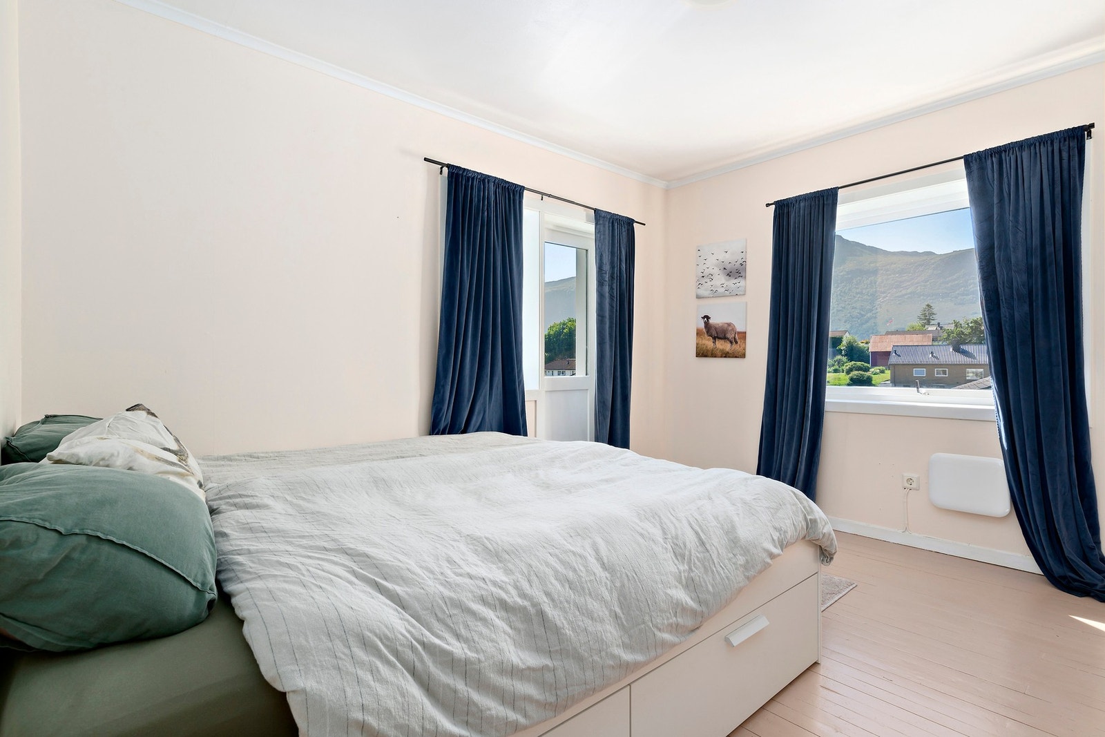 Hovedsoverommet har plass til seng av ønsket størrelse. Rommet har originale gulvbord av furu, Galleribilde