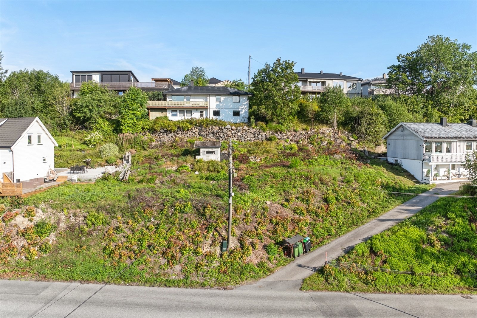 Rammetillatelse er gitt for bygging av tomannsbolig.
Benytt rammetillatelsen eller tegn din egen drøm! Man står fritt til å velge husleverandør Galleribilde