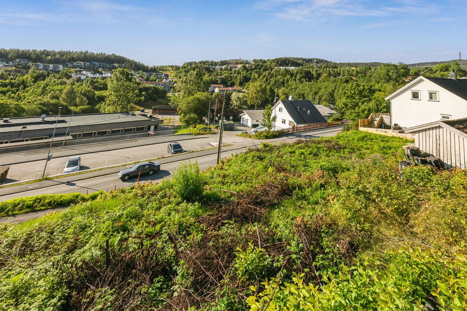 Tomten har BYA på 30 %. Det tillates ett småhus (enebolig, enebolig med sekundærleilighet eller tomannsbolig) Galleribilde