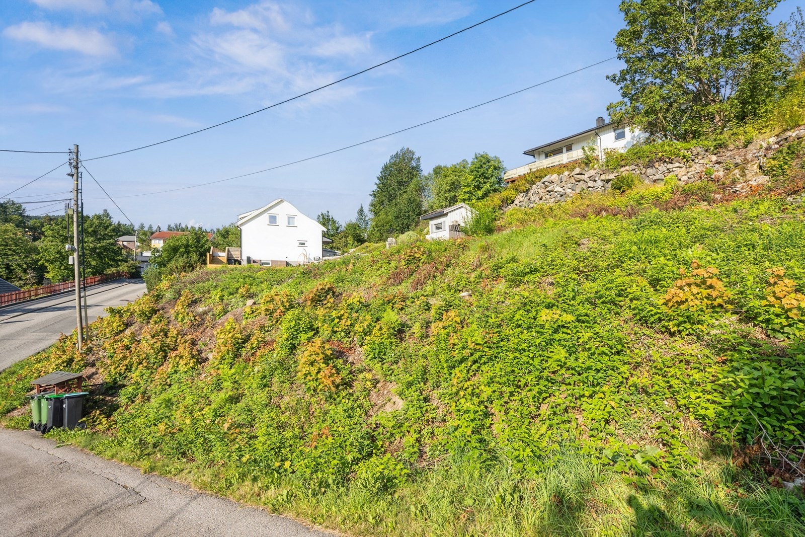 Kort vei til både bussholdeplass og butikker, samt marka med gode turmuligheter Galleribilde