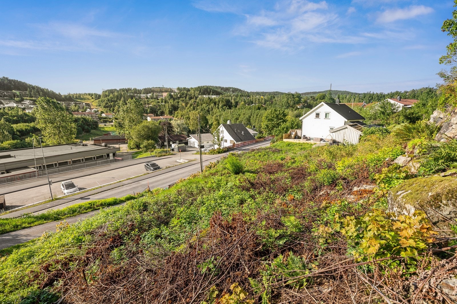 Både barneskole og barnehage ligger like i nærheten. Kort vei til ungdomsskolen på Li Galleribilde