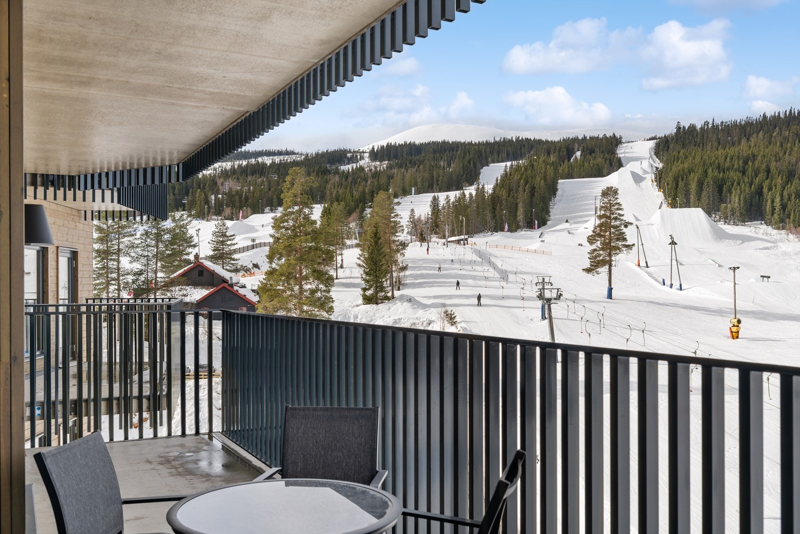 Fra stuen og kjøkkenet er det adkomst til to balkonger Galleribilde