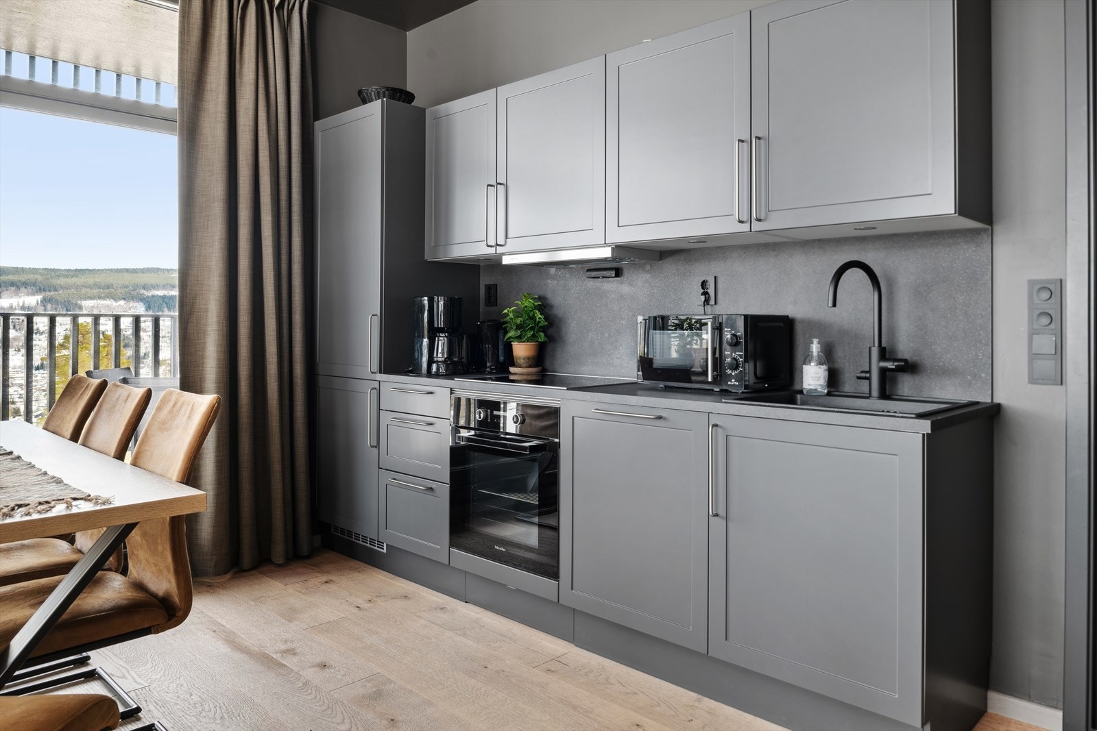 Lekkert kjøkken fra HTH med koksgrå innredning og kvalitets hvitevarer fra Miele Galleribilde
