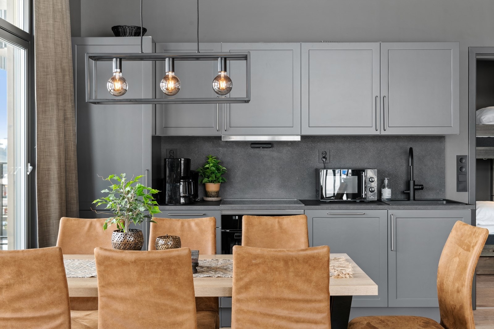 Ved kjøkkenet er det plass til et romslig spisebord Galleribilde