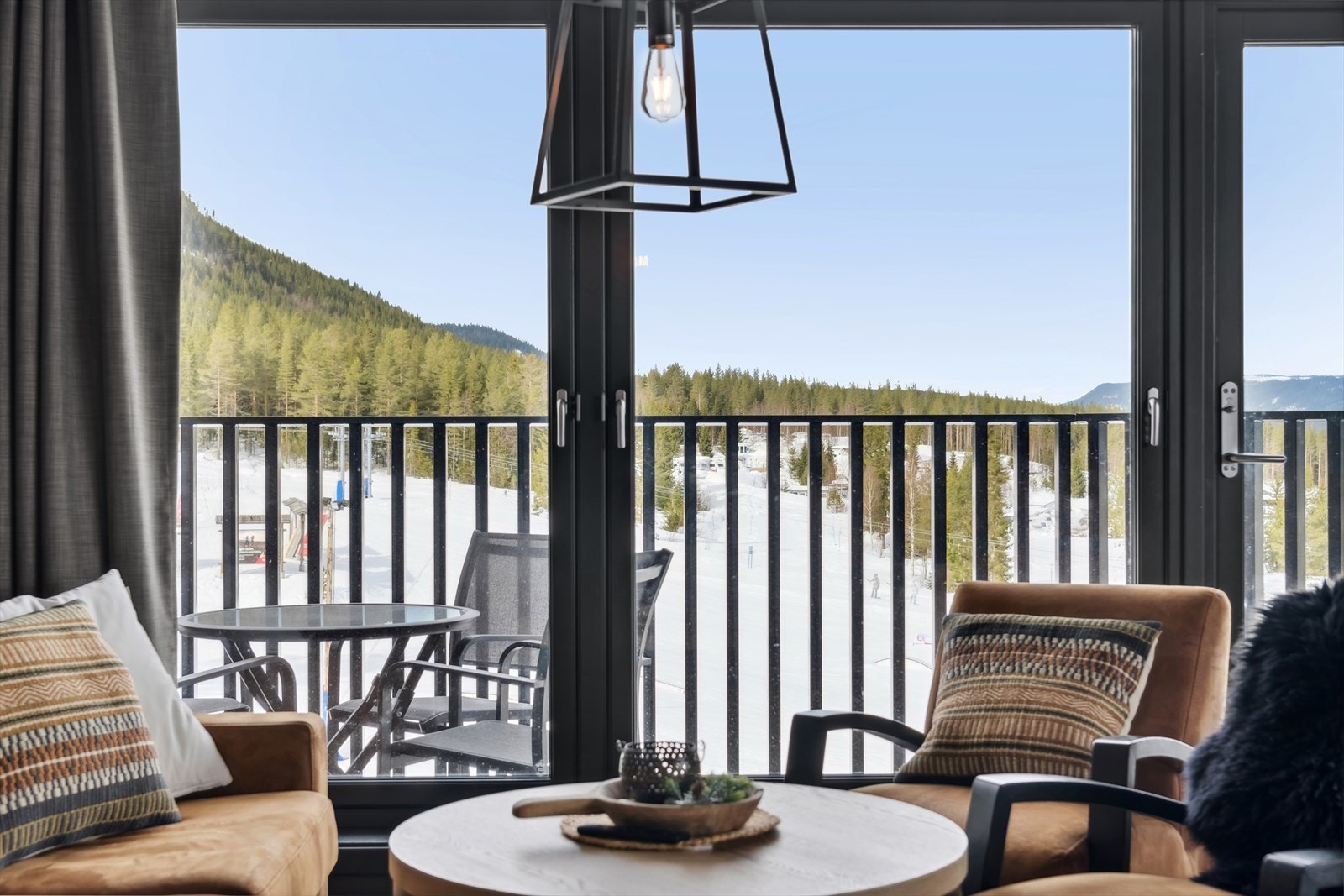 Det er store vindusoverflater som gir rikelig med naturlig lys Galleribilde