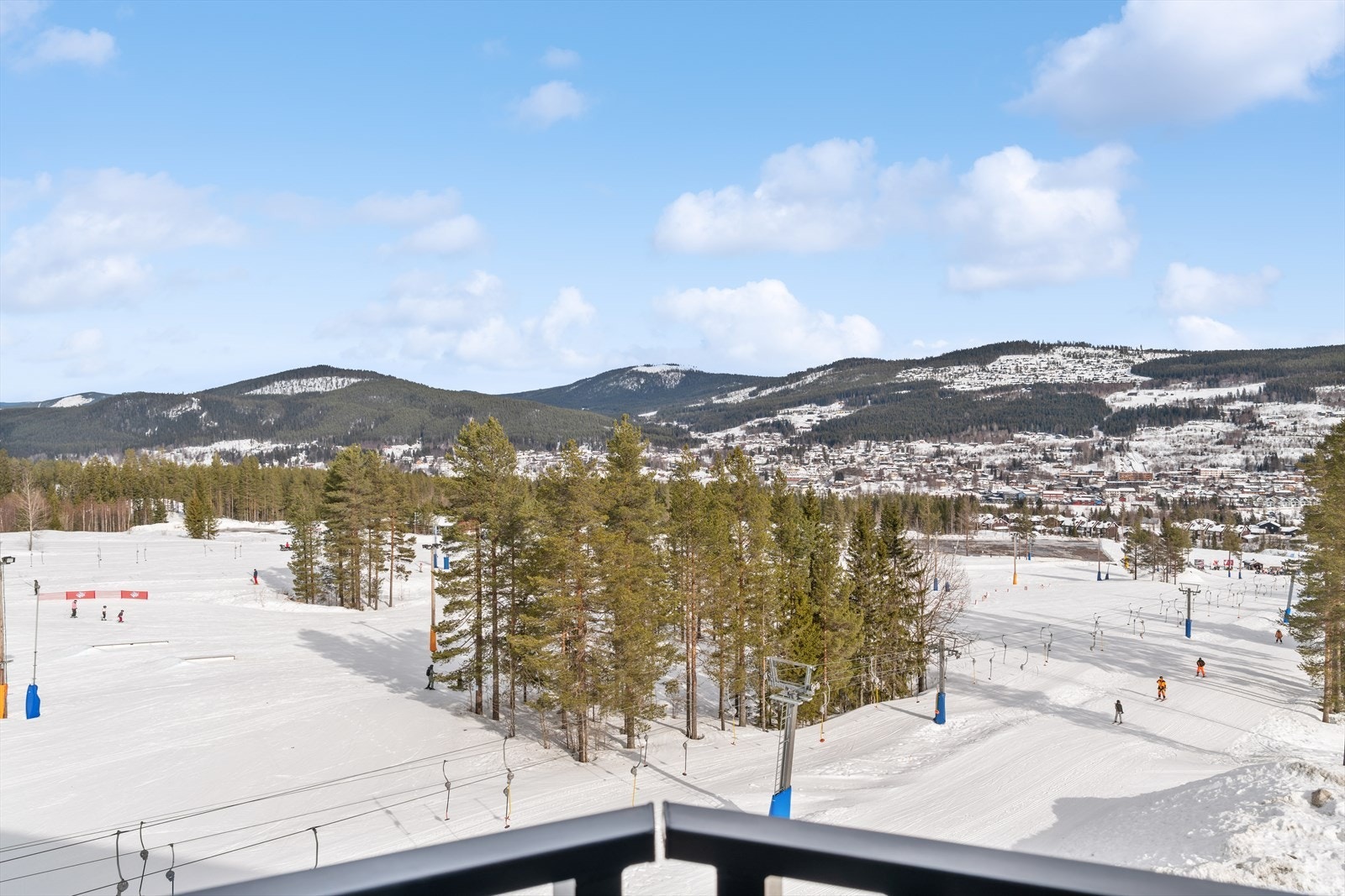 Fra balkongene er det utsikt utover alpinanlegget og Trysil Galleribilde