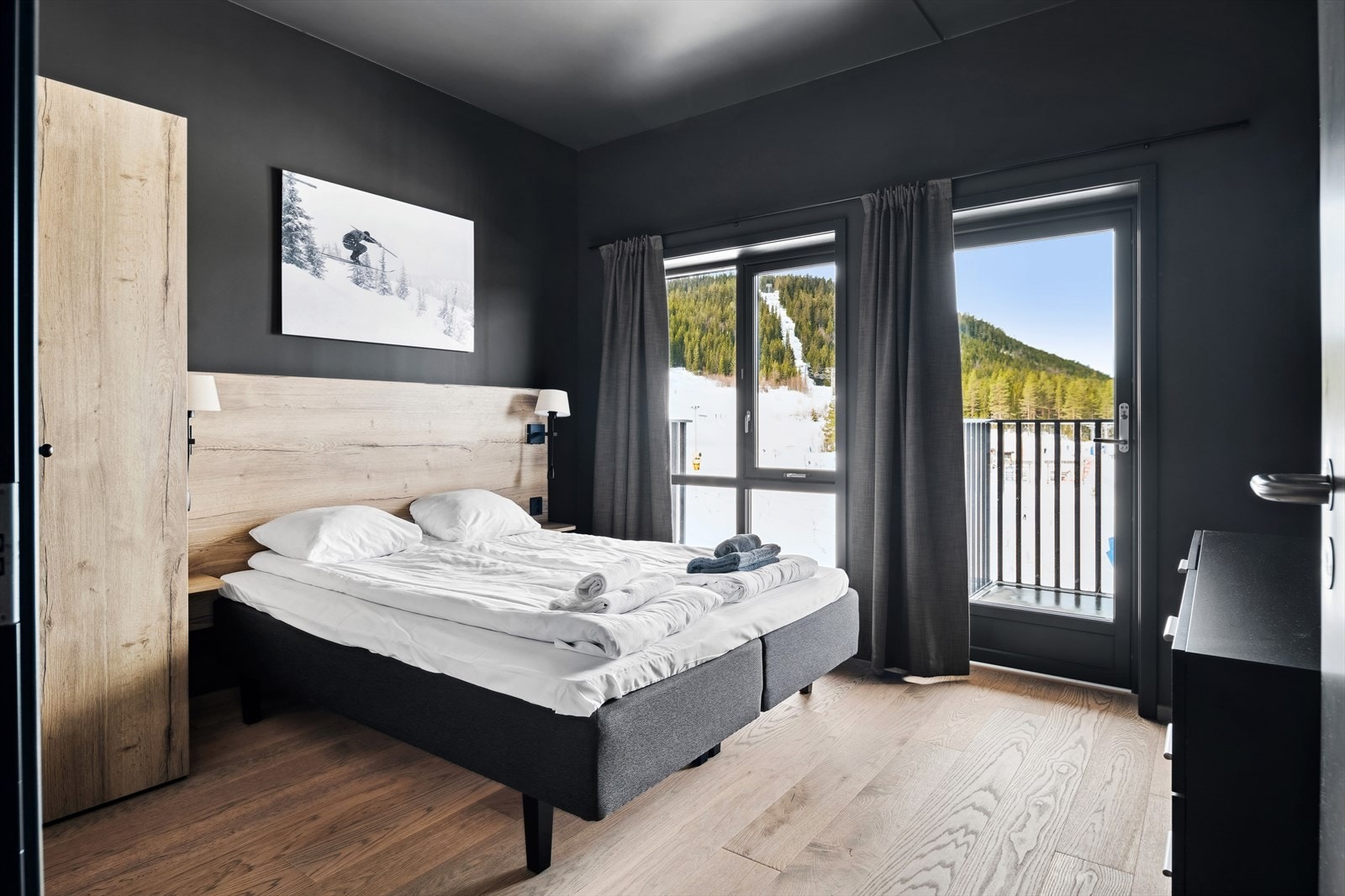 Hovedsoverommet er av god størrelse og har god plass til dobbeltseng, garderobe, nattbord samt ønsket møblement. Fra rommet er det adskomt til den ene balkongen Galleribilde