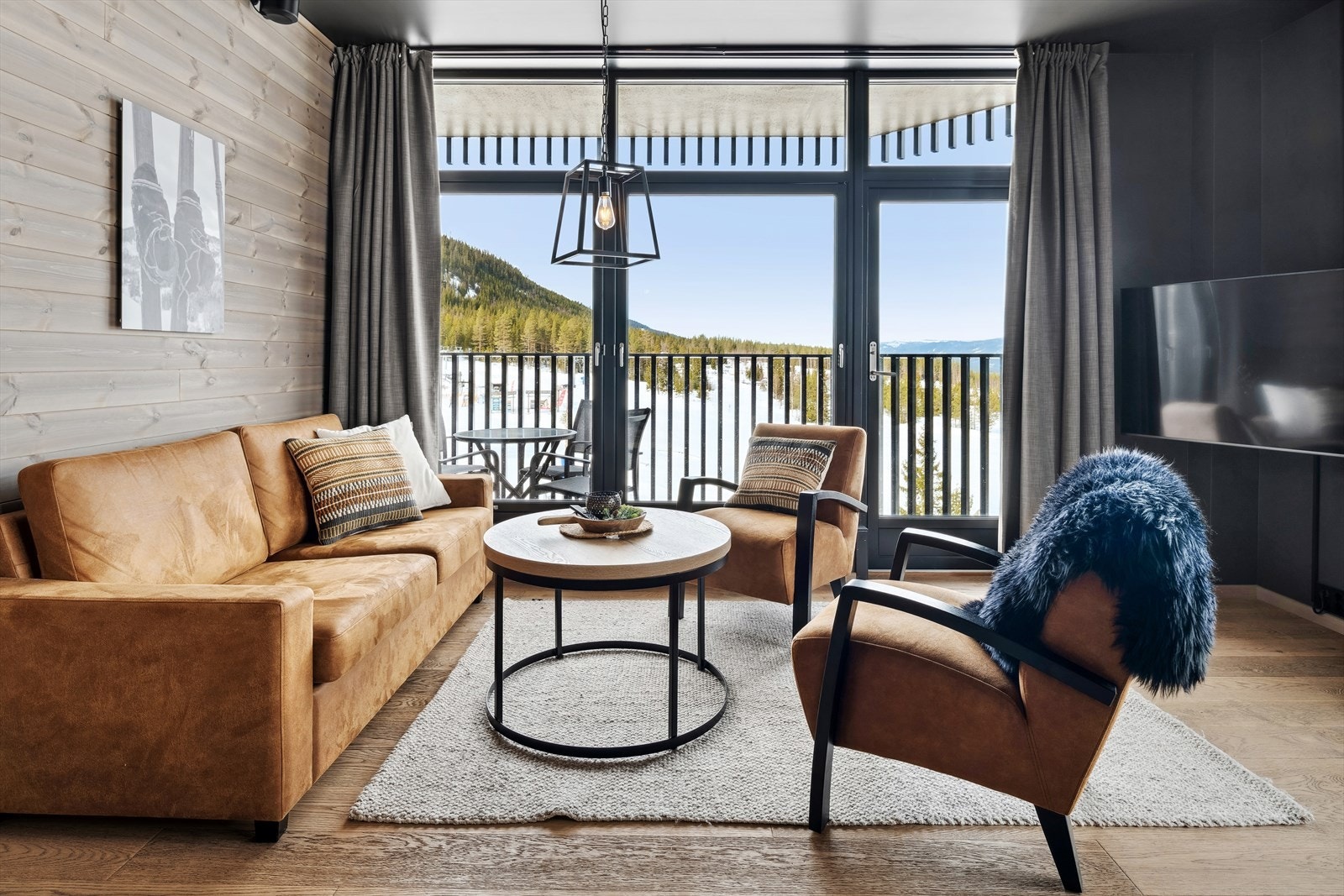 I stuen er det god plass til sofagruppe, tv-benk og annet møblement Galleribilde