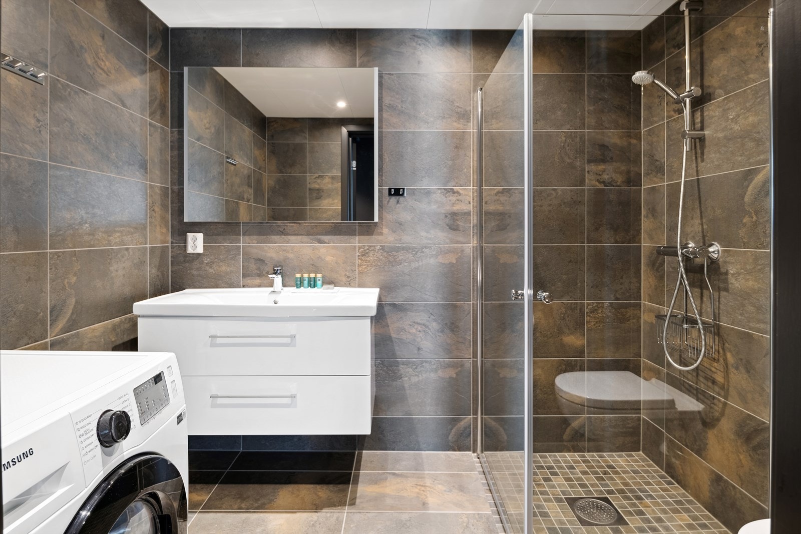 På det ene badet er det opplegg for både vaskemaskin og tørketrommel Galleribilde