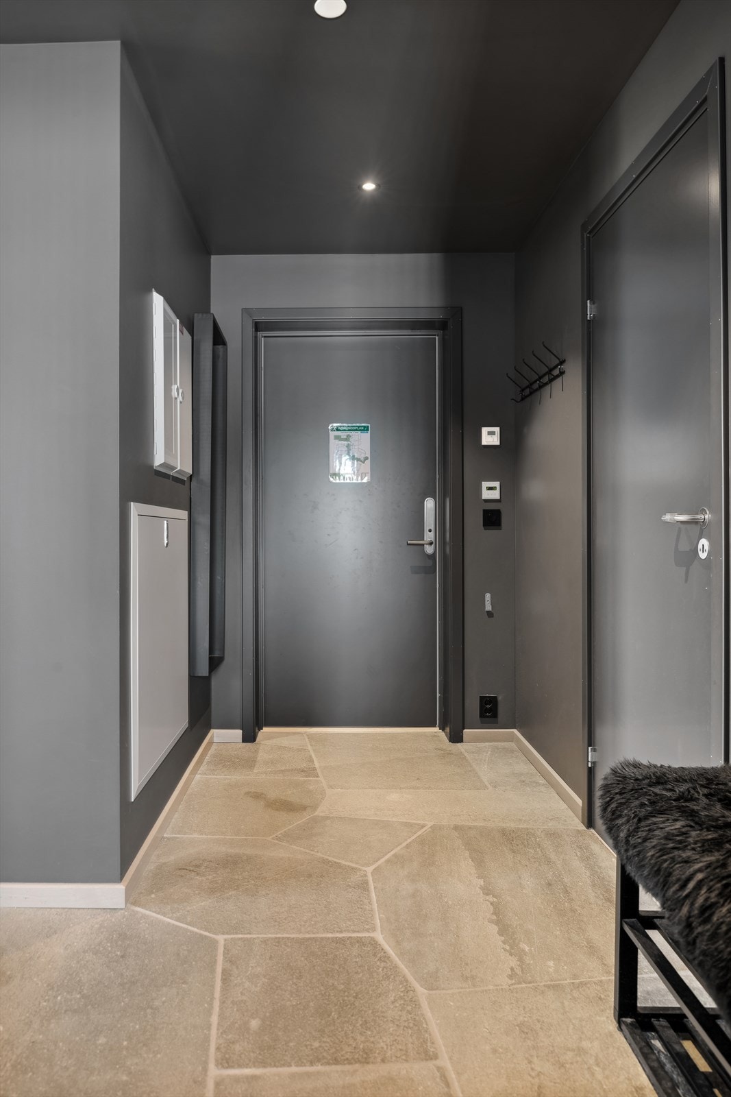 Velkommen inn - en lys og romslig entré med flislagt gulv m/ varme Galleribilde