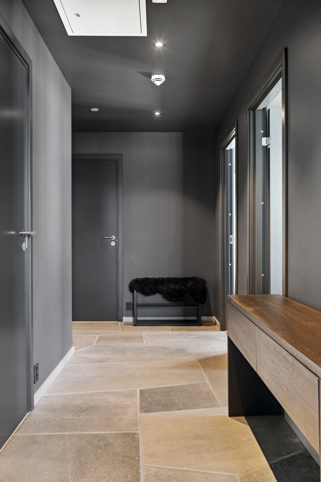 I entreen/gangen er det god plass til å henge og sette fra seg yttertøy, samt ønske møblement Galleribilde