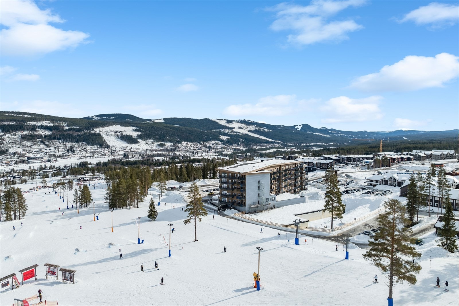 Samt kort vei til akebakke, langrennsløyper, klatre park, golfbane, sykkelløyper med mer Galleribilde