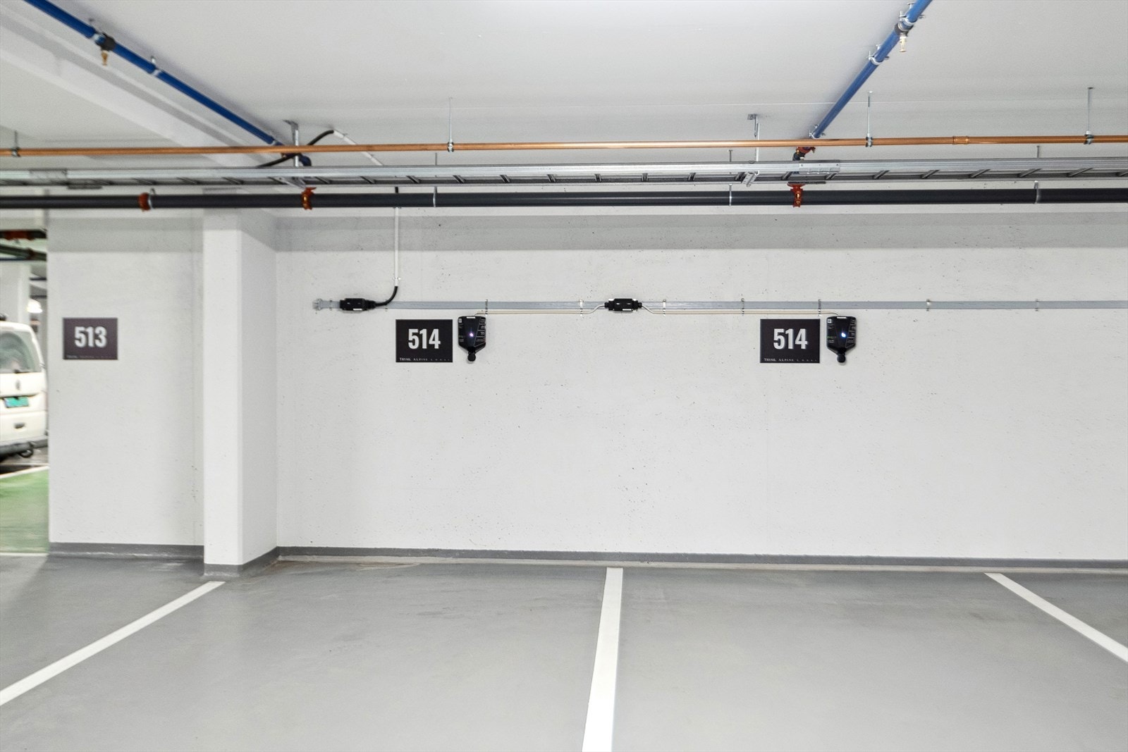 Det følger med 2 parkeringsplasser ved siden av hverandre. Det er installert lader på begge plassene Galleribilde