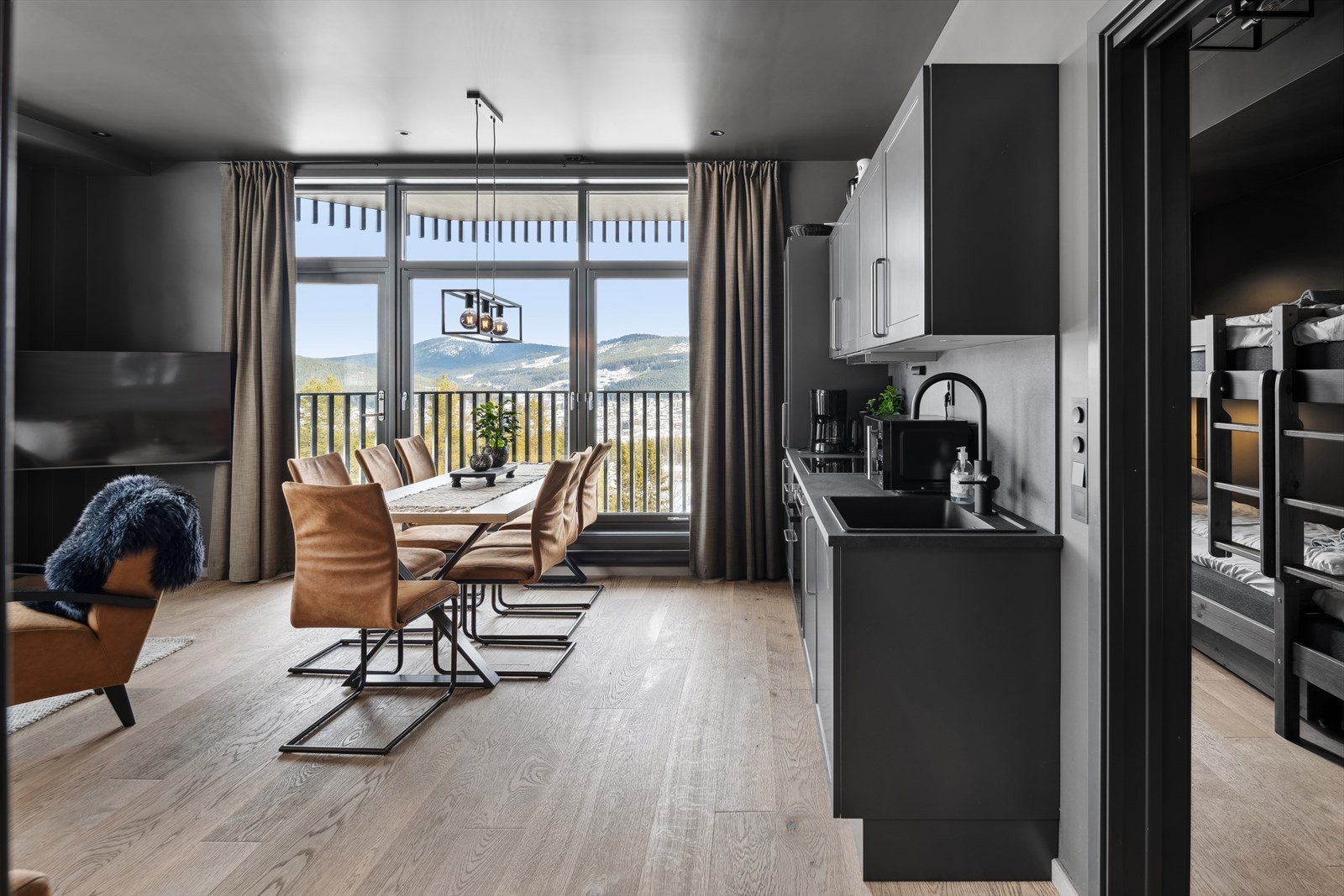 Videre kommer man til stuen og kjøkkenet som er i en åpen løsning Galleribilde