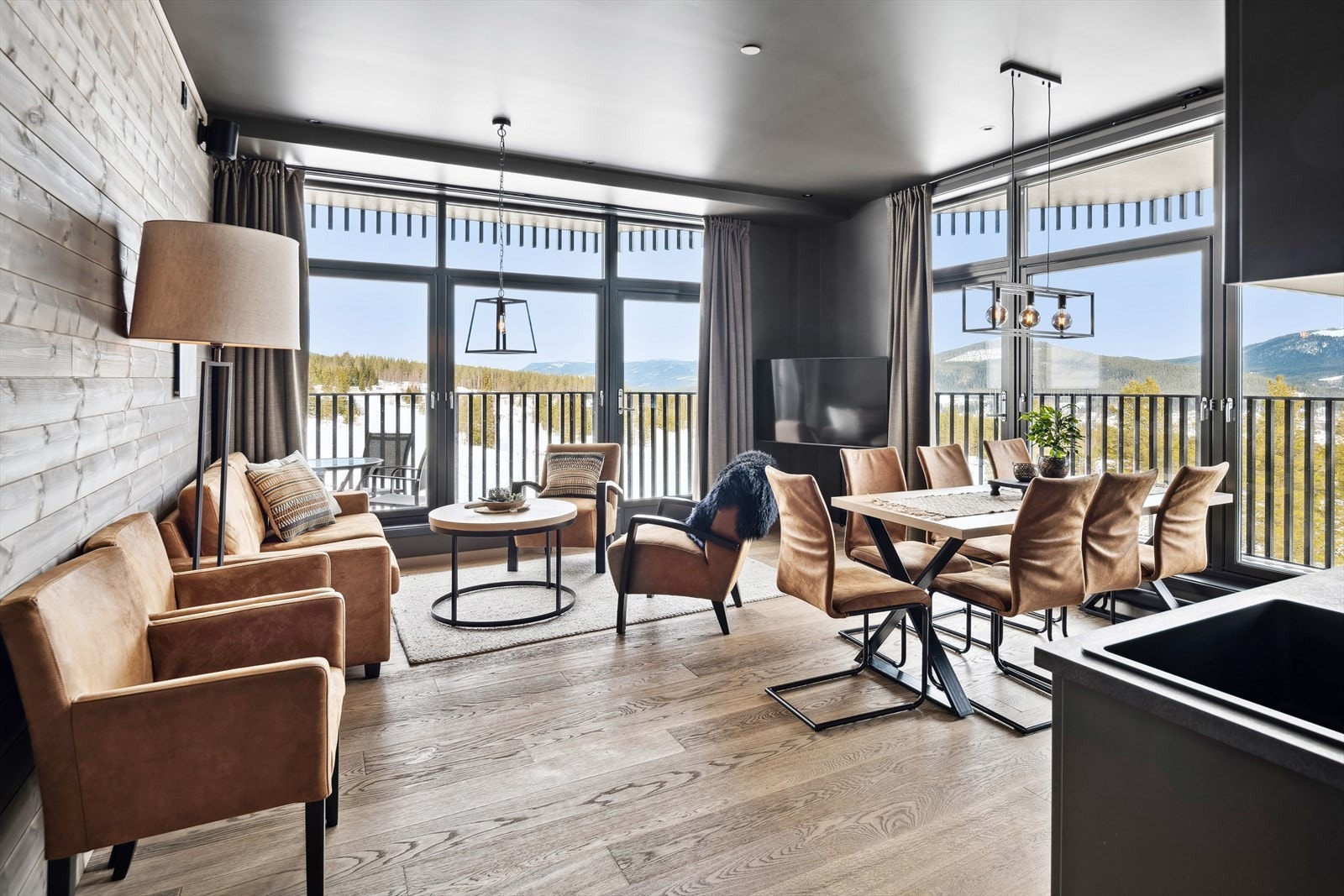 Leiligheten kan by på b.la. 3 gode soverom, 2 flotte balkonger, 2 delikate bad, luftig stue/kjøkken, 2 garasjeplasser, m.m Galleribilde