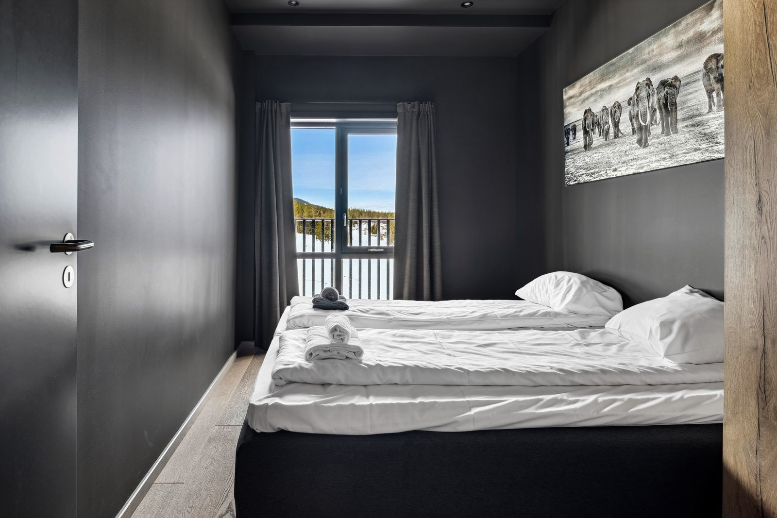 Soverom nr. 2 har god plass til dobbelt seng, garderobe og nattbord Galleribilde