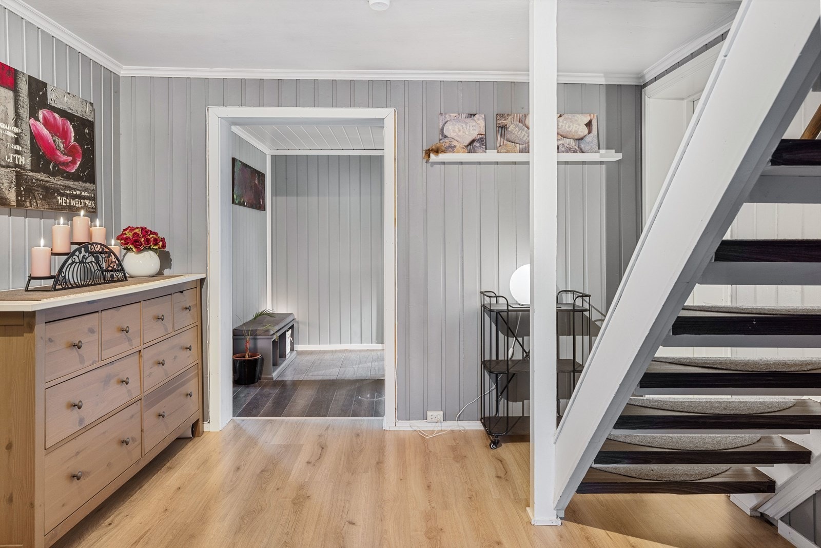 Videre fra entrèen kommer vi til gangen som leder inn til badet på høyre side. Galleribilde