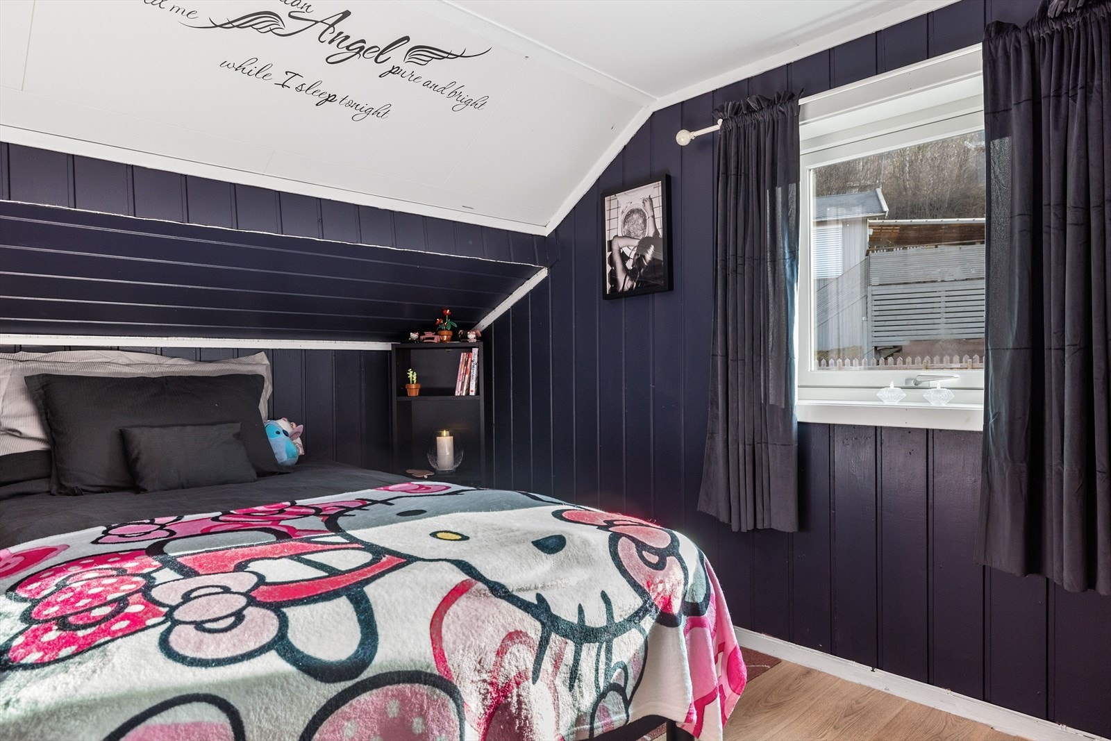 Det er to soverom i andre etasje hvor dette er det minste. Galleribilde