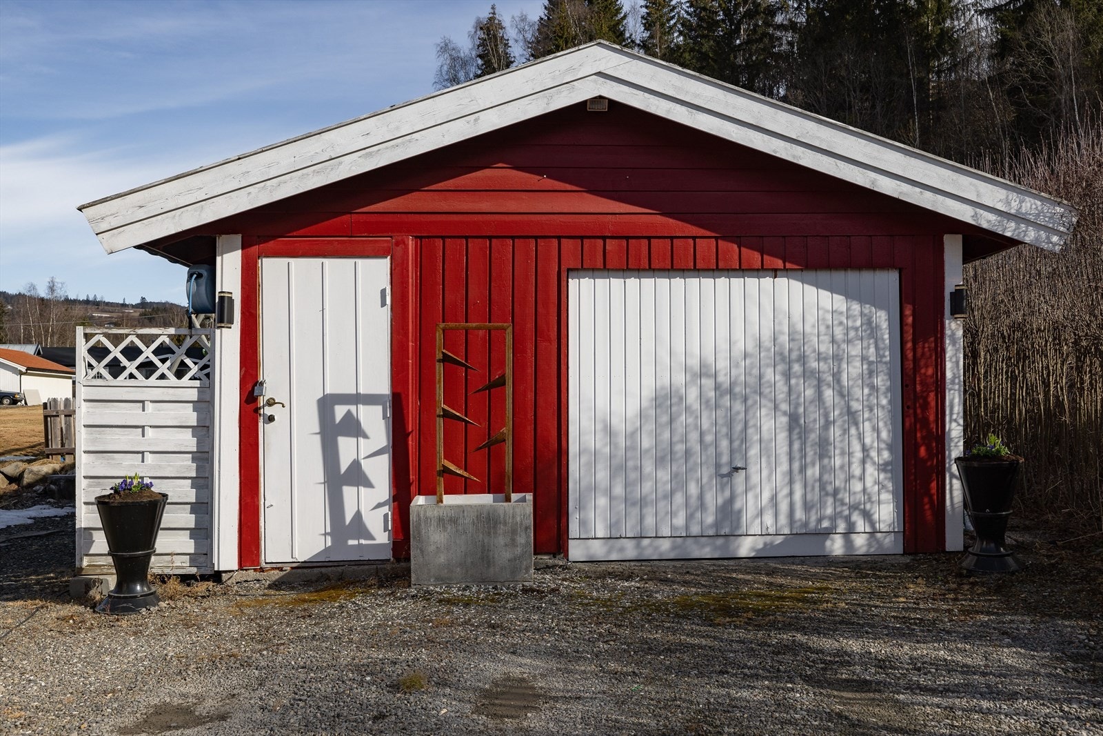 Boligen har også en frittstående garasje med plass til en bil og god lagringsplass. Galleribilde