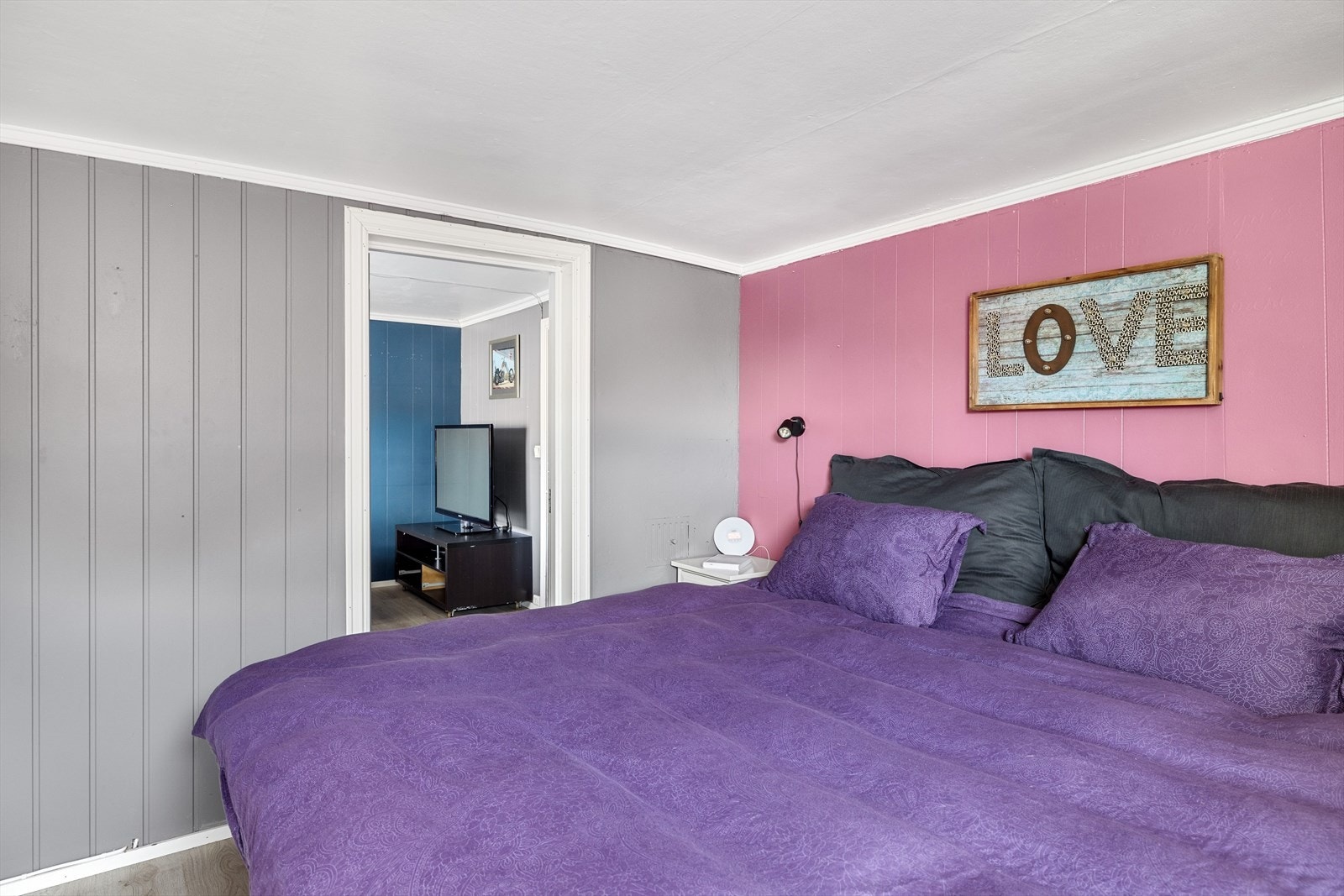 Hovedsoverommet er stort og har god plass til dobbeltseng. Galleribilde