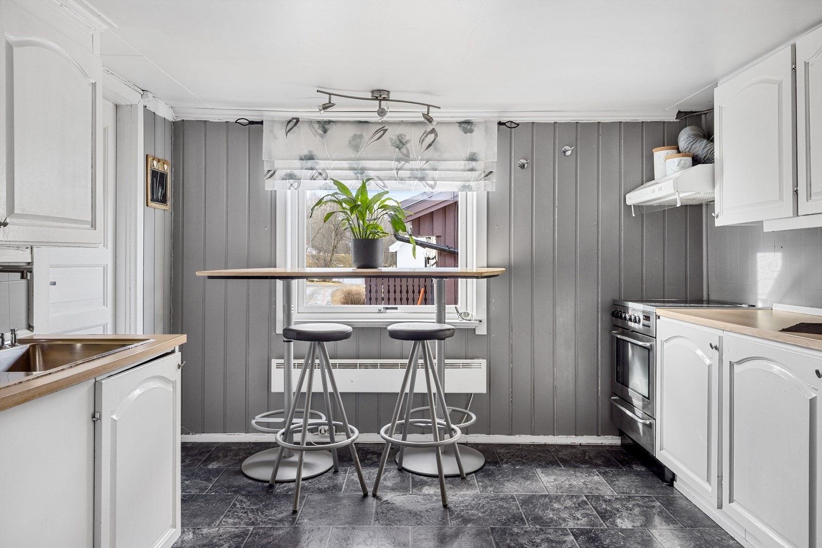 Videre fra gangen kommer vi til kjøkkenet. Dette er romslig og velfungerende. Galleribilde