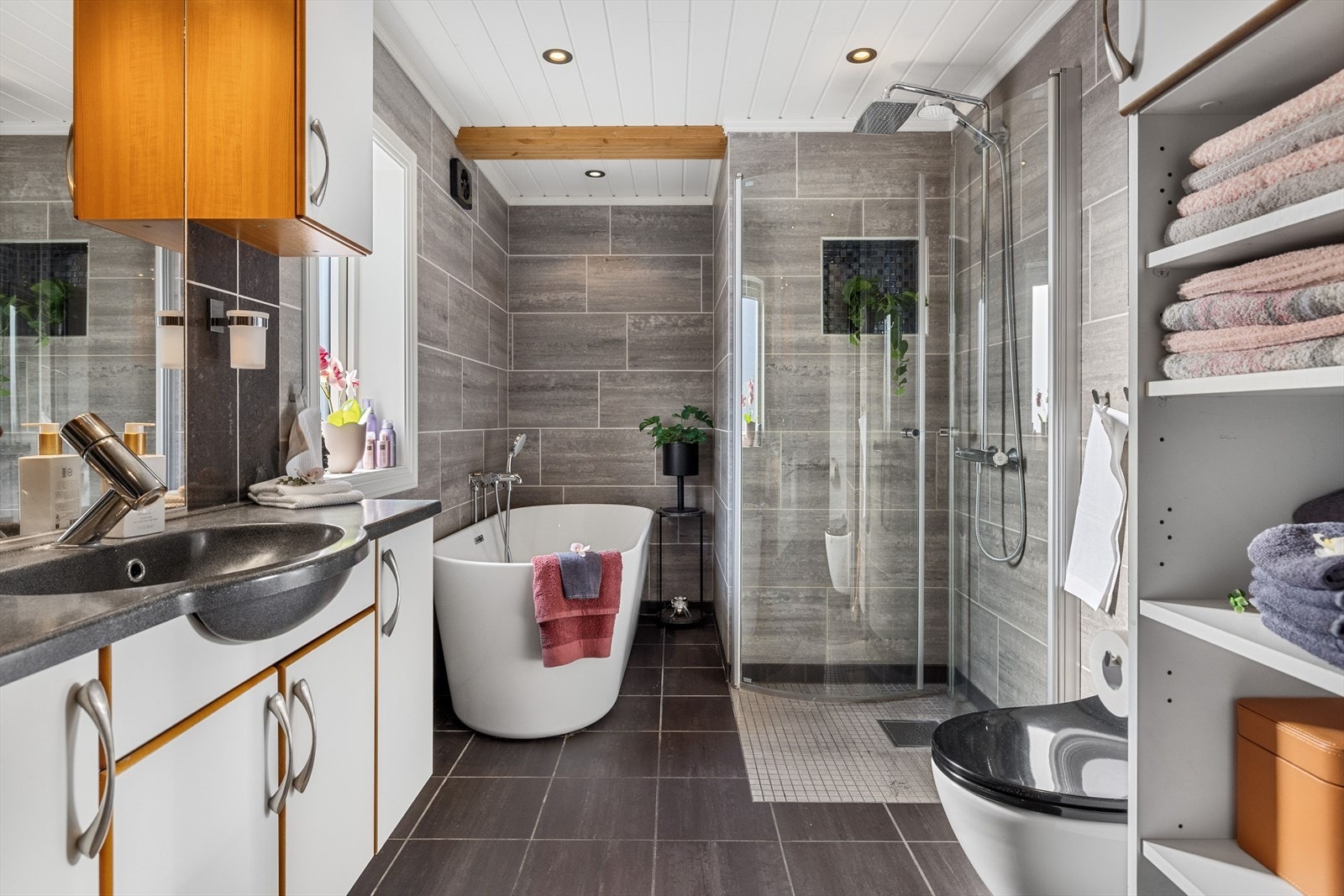 Badet har varmekabler i gulv, regnfallsdusj, badekar og vegghengt wc. Galleribilde