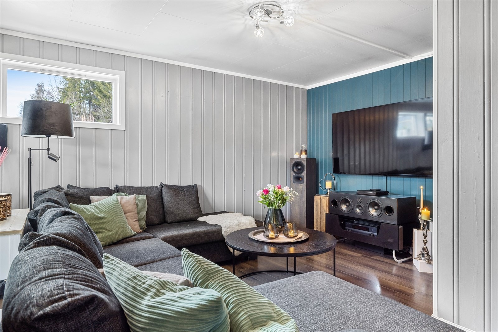 Stuas oppbygning lager en naturlig tv-krok. Galleribilde