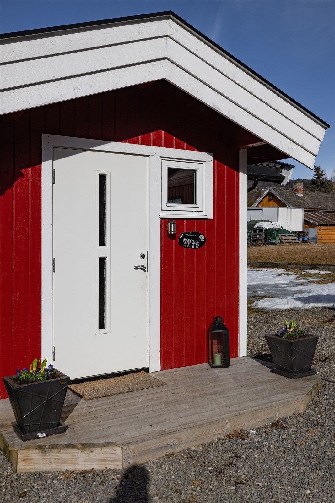 Delvis overbygget inngangsparti med platting. Galleribilde