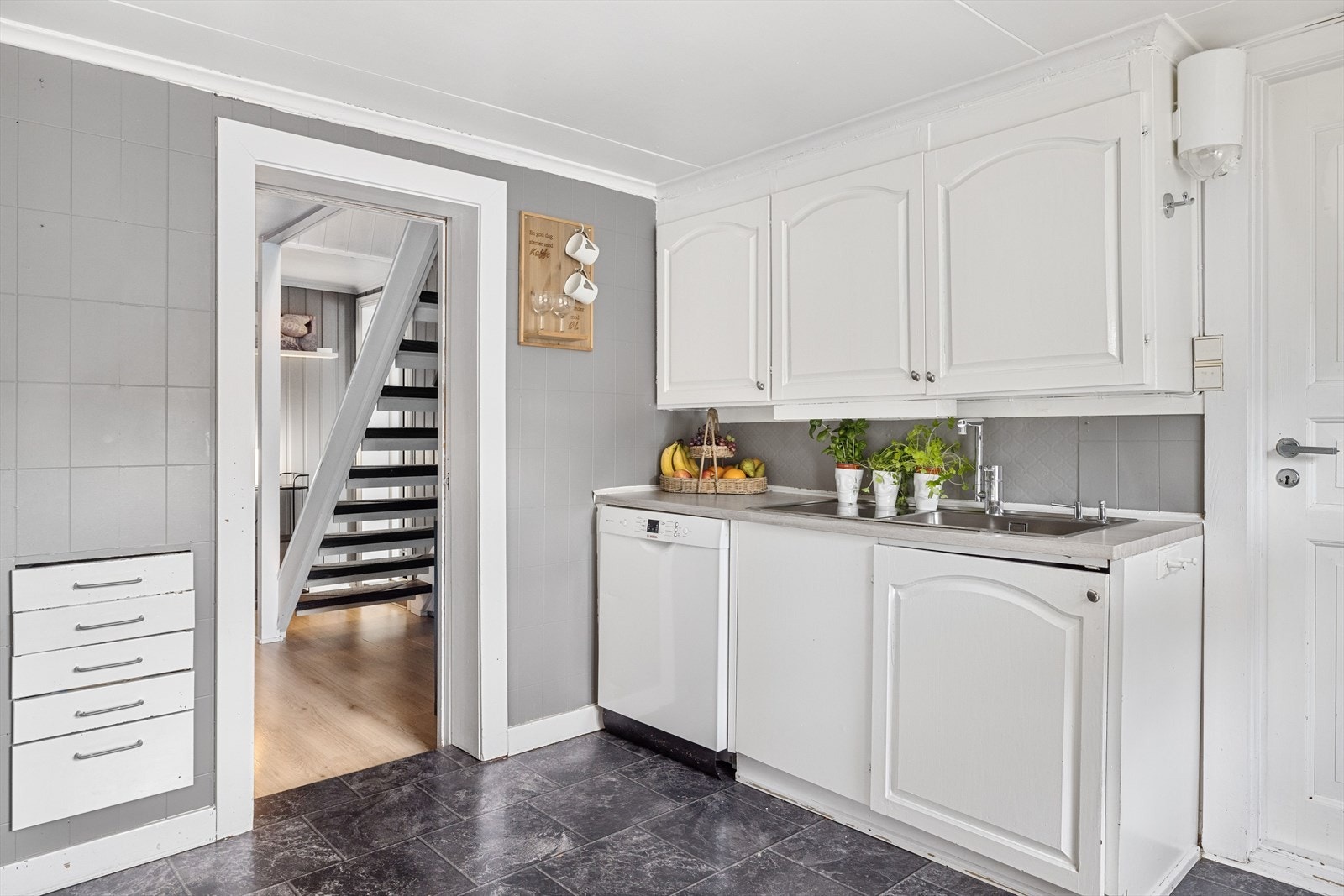 Det er også en romslig bod på høyre side. Galleribilde