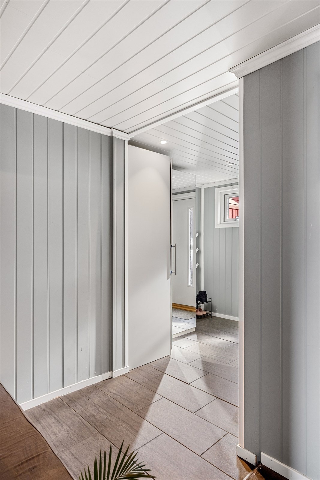 Entrèen er lys og har godt med skapplass. Galleribilde