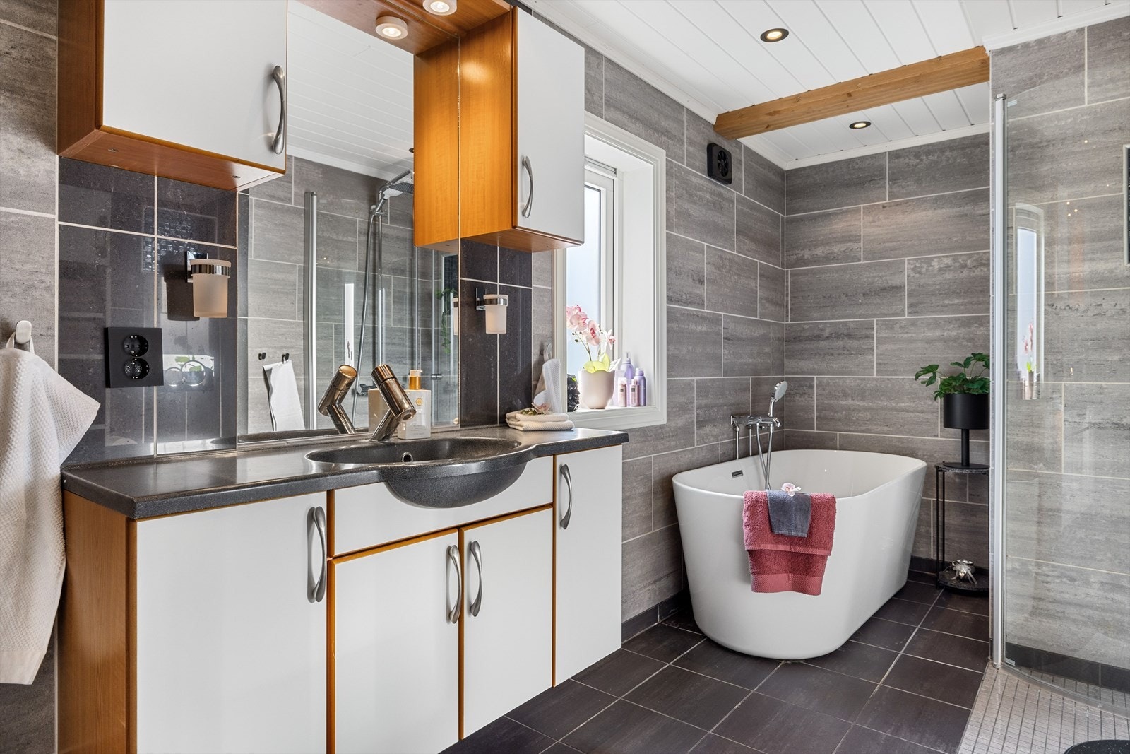 Badet i boligen er svært lekkert og moderne. Galleribilde