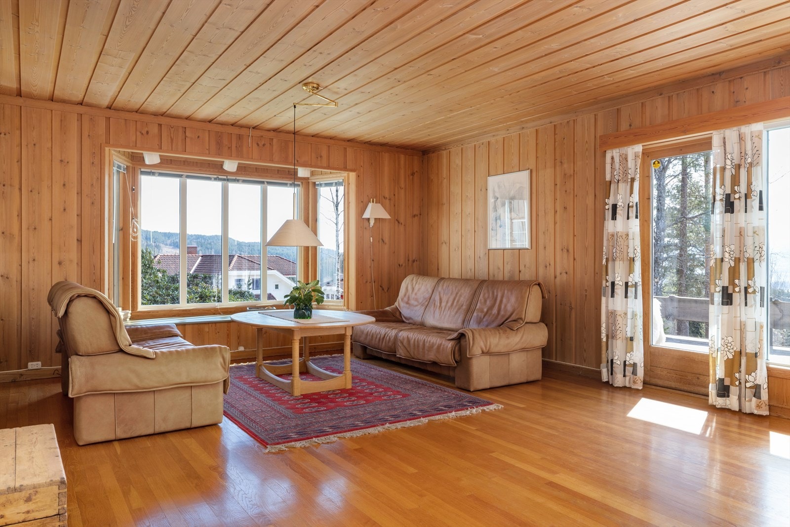Store vindusflater slipper inn rikelig med naturlig lys. Galleribilde