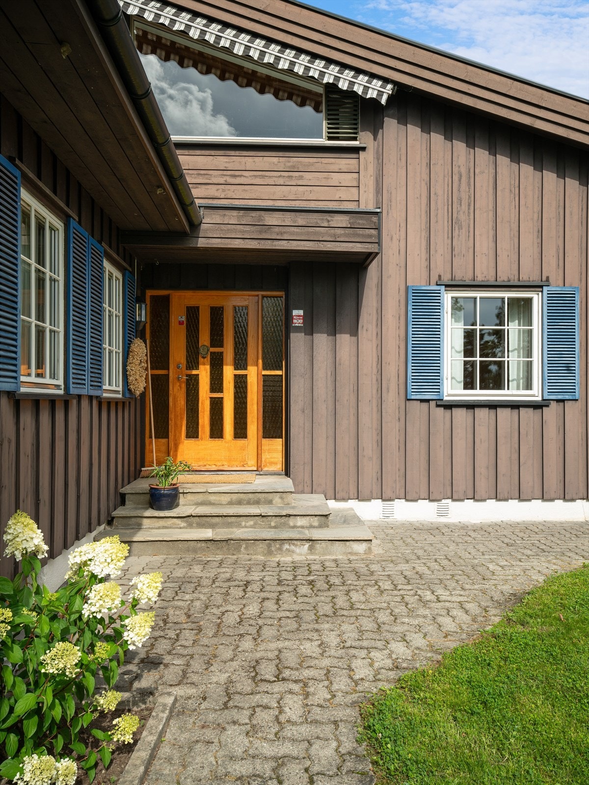 Ute finner man en stor tomt på ca. 2580 m2. Tomten er kupert og består i stor grad av naturtomt, opparbeidet områder med div. beplantning og prydbusker på tomten. Galleribilde
