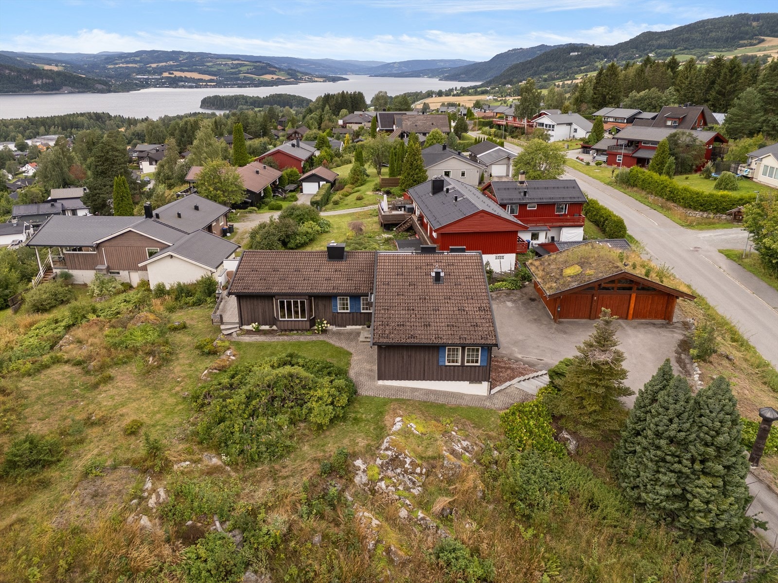 Dette er en innholdsrik enebolig i et etablert og familievennlig boligområde. Her bor man i rolige og barnevennlige omgivelser med kort vei til barnehage, skole, diverse servicetjenester og offentlig kommunikasjon. Galleribilde