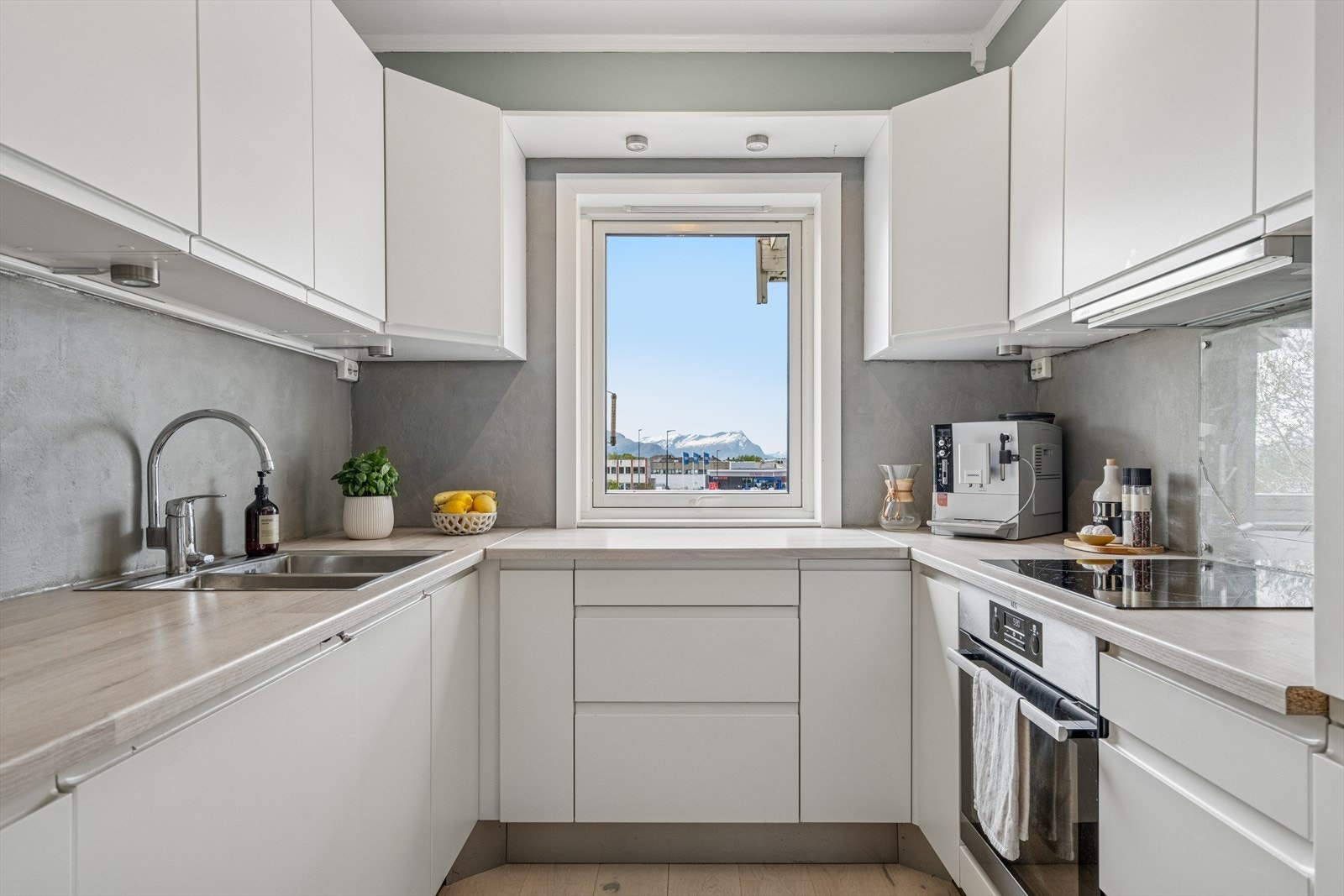 De integrerte hvitevarene medfølger og består av koketopp, stekeovn, oppvaskmaskin og kombiskap kjøl/frys Galleribilde