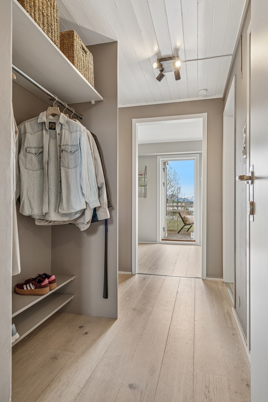 Herfra har du adkomst til badet kjøkkenet og stuen Galleribilde