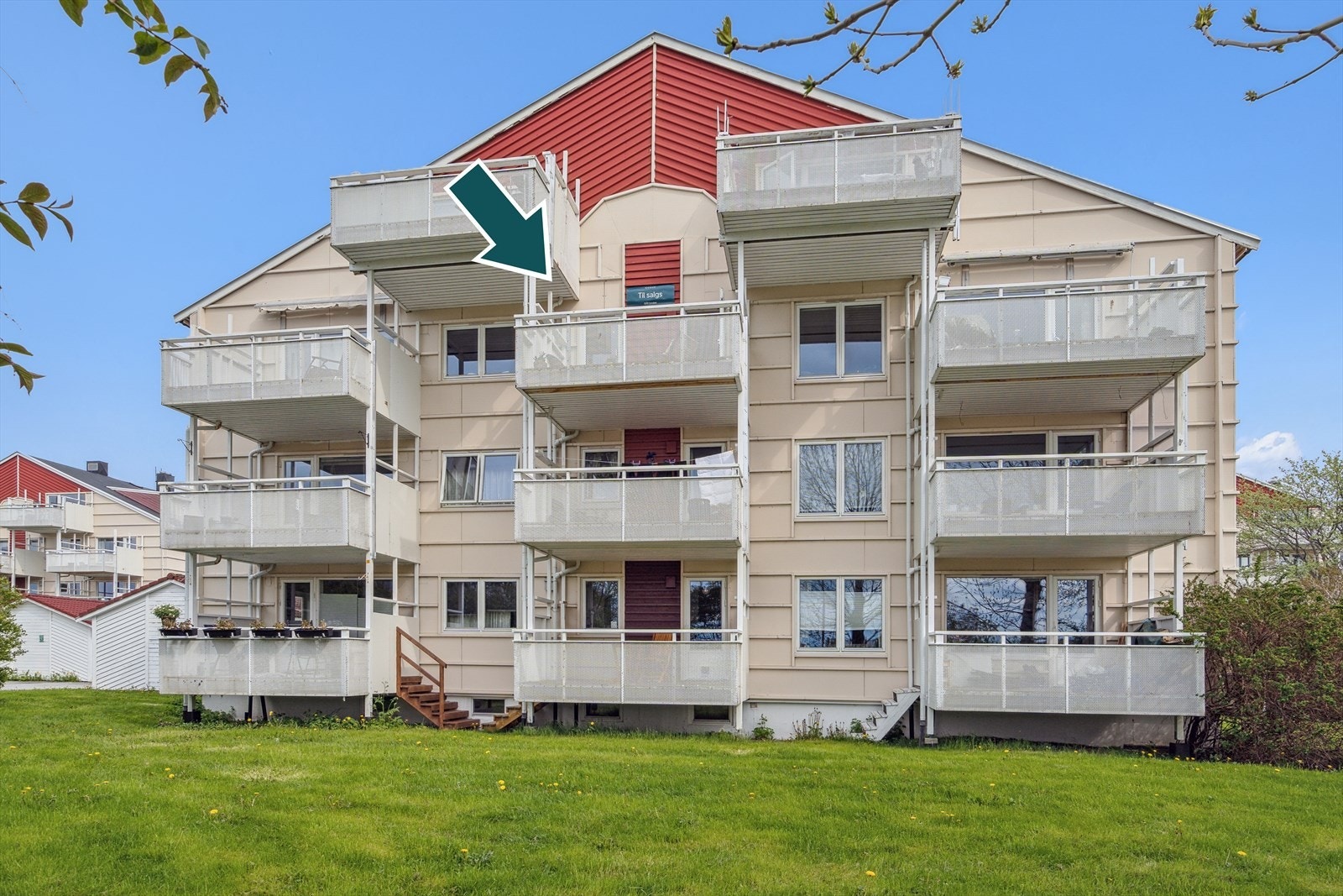 Fin beliggenhet i 3. etasje med adkomst via felles inngangsparti og trappegang - Borettslaget har felles hage/grøntarealer Galleribilde