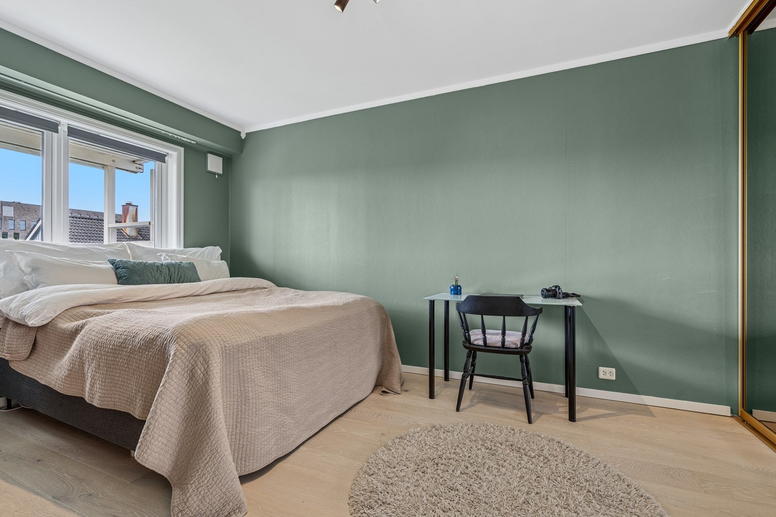 Rommet er utført i en lun grønntone og byr på god plass til både dobbeltseng og skrivepult Galleribilde