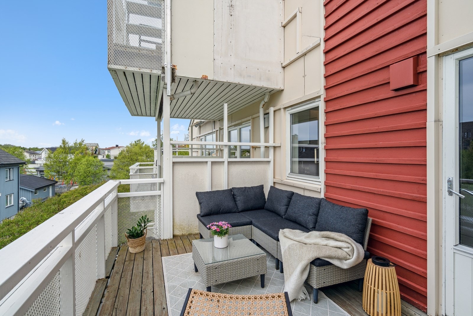 Balkongen gir deg god plass til utemøblement og det er levegg på begge sider som gir deg en med privat uteplass Galleribilde
