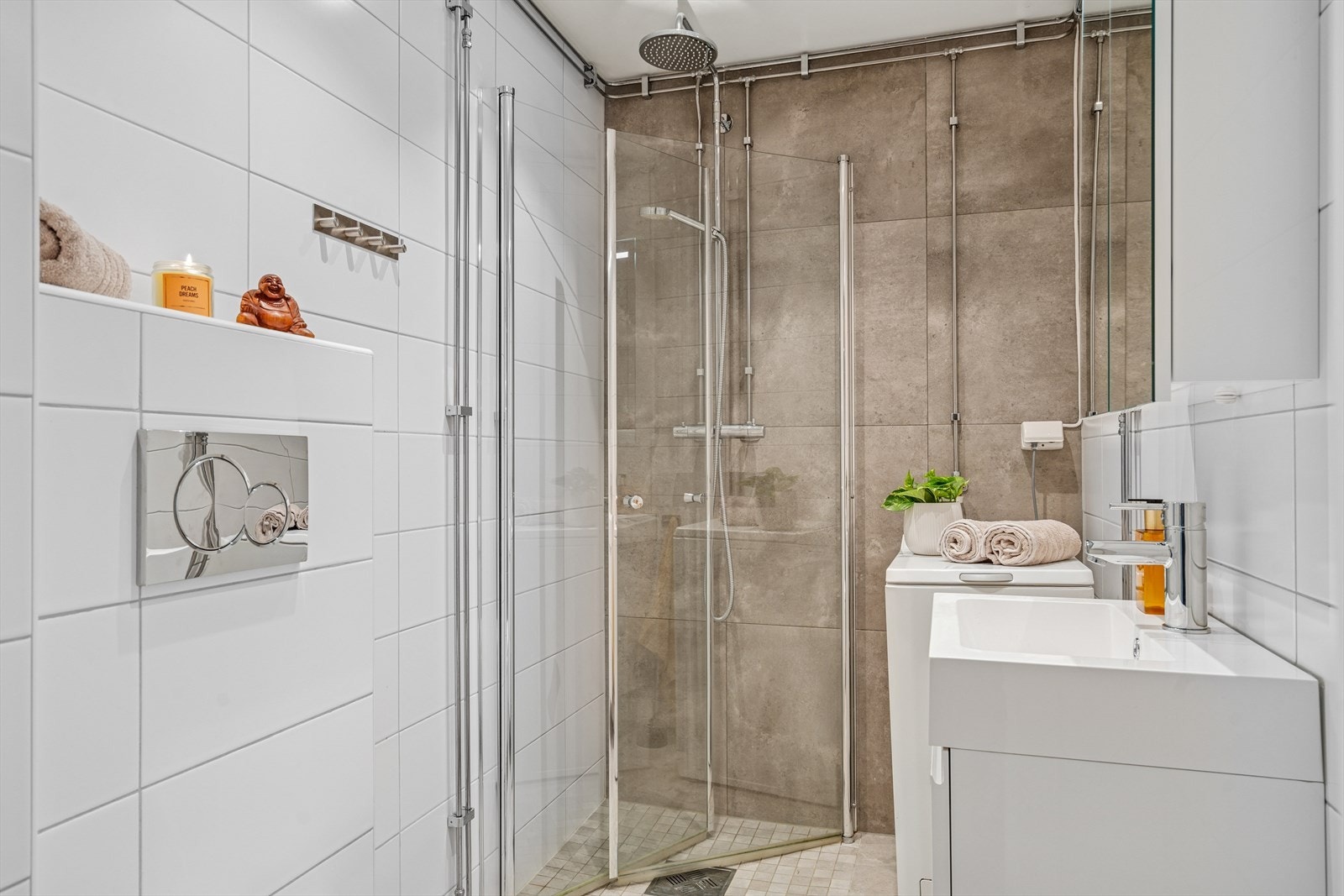 Innredningen består av servant med to skuffer under og speil med integrert belysning Galleribilde