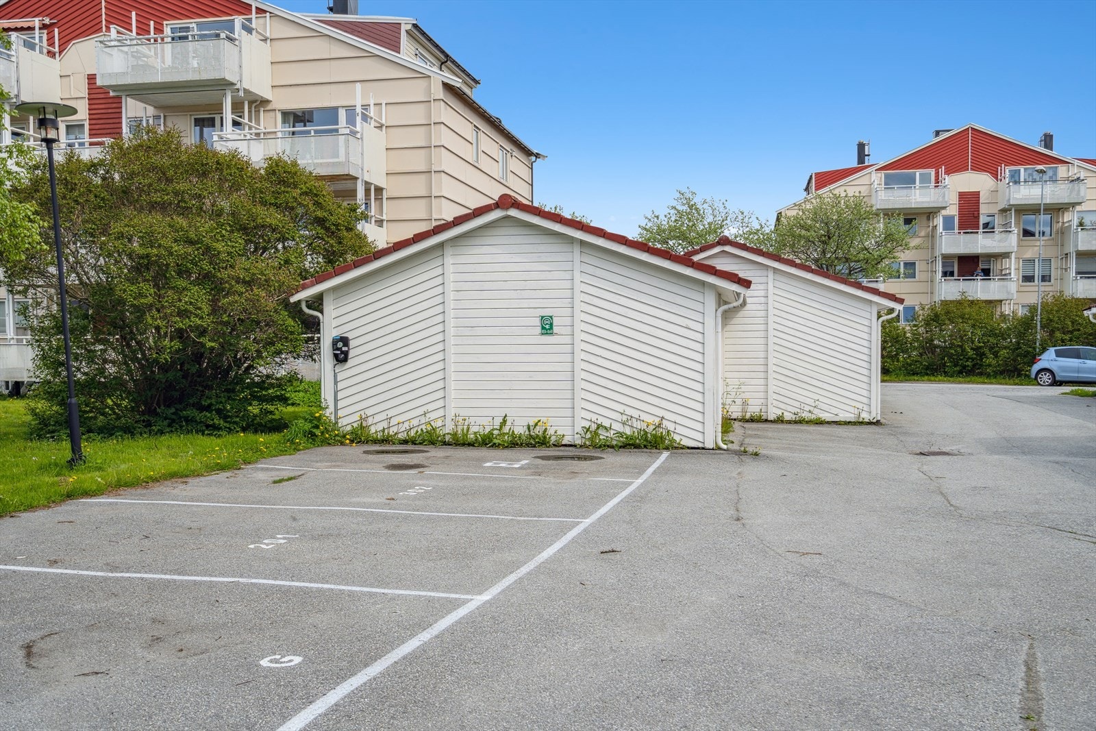 Fast utvendig parkeringsplass tilhørende leiligheten - Det er også fellesløsning med egne plasser for lading av elbil Galleribilde