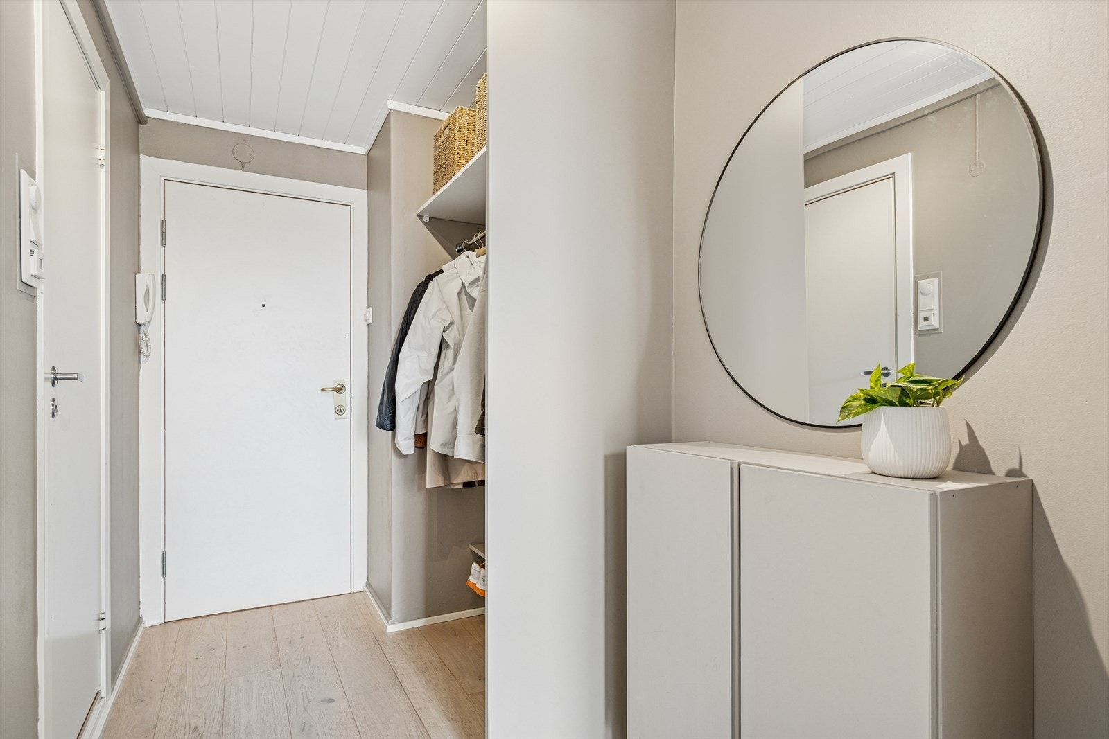 Du ønskes velkommen inn i en lys og hyggelig entrè med praktisk nisje for oppbevaring av yttertøy Galleribilde