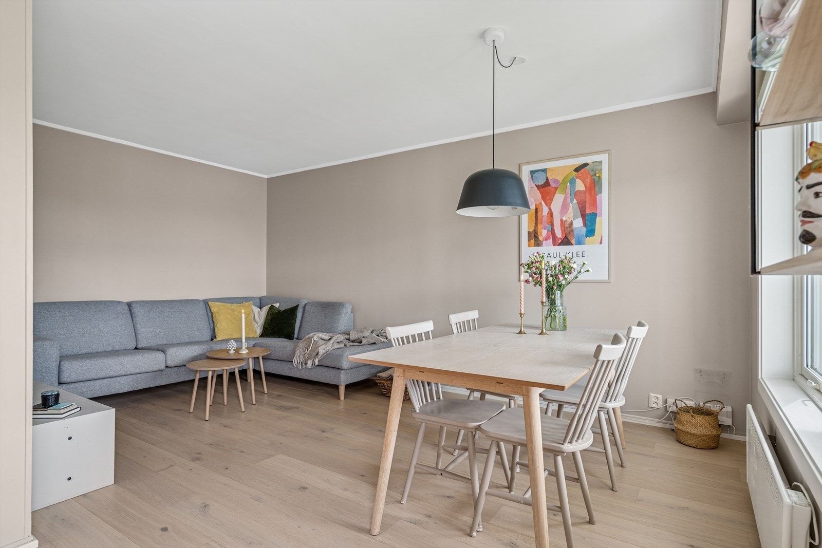 Stuen har en møbleringsvennlig utforming som gir plass til både sofakrok og spisegruppe Galleribilde