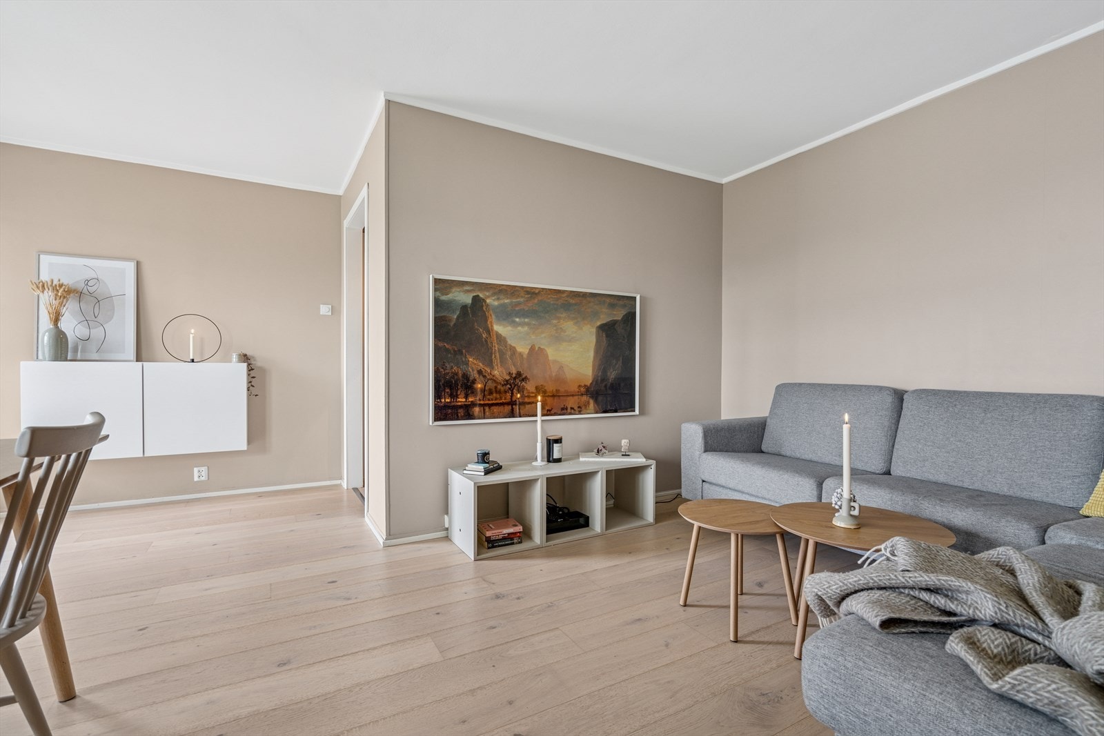 Leiligheten er utført med et pent gulv og slette veggflater malt i tidsriktige farger Galleribilde