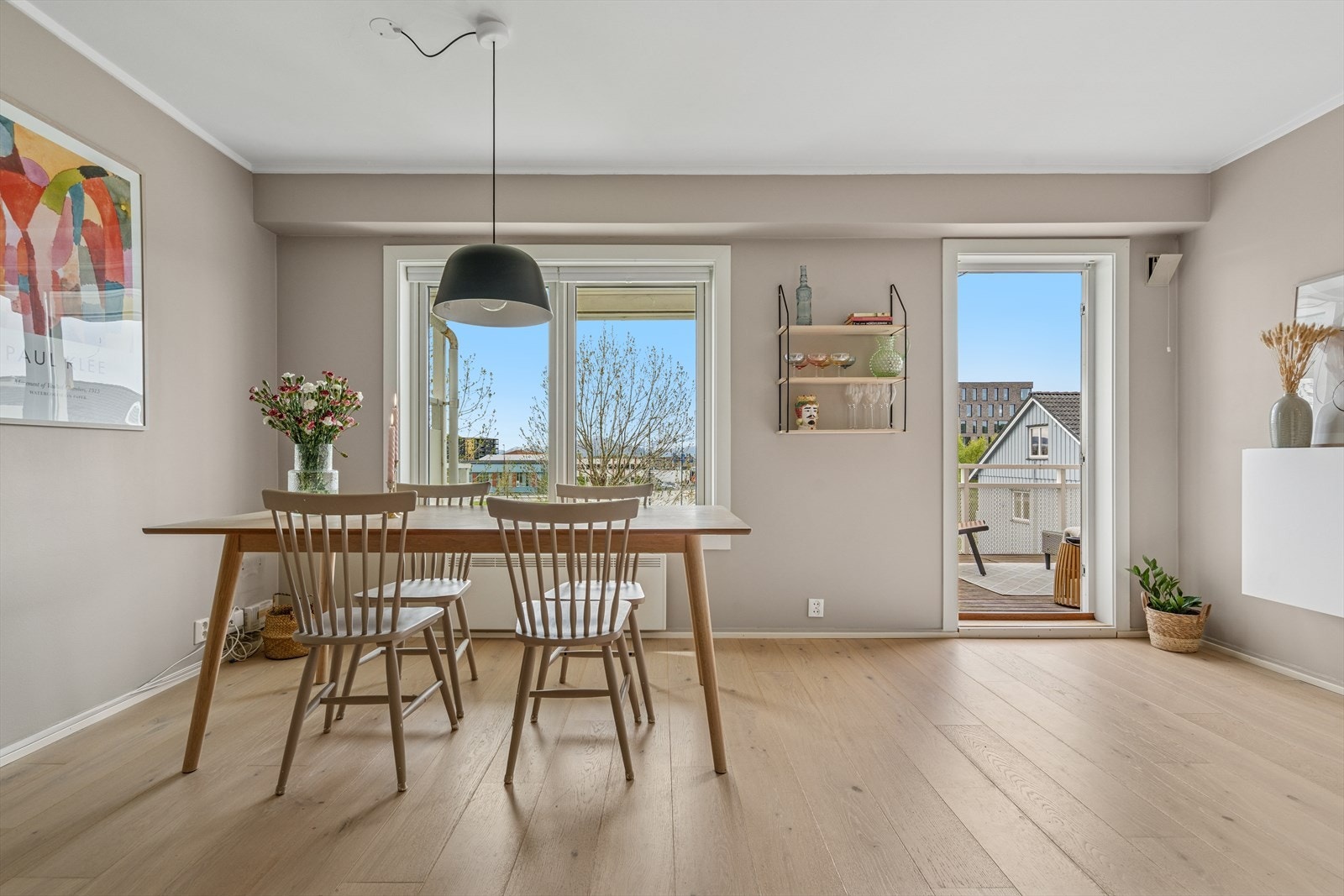 Fellesutgifter inkl. bla. kommunale avgifter, renovasjon, forsikring, kabel-tv og Internett. Galleribilde