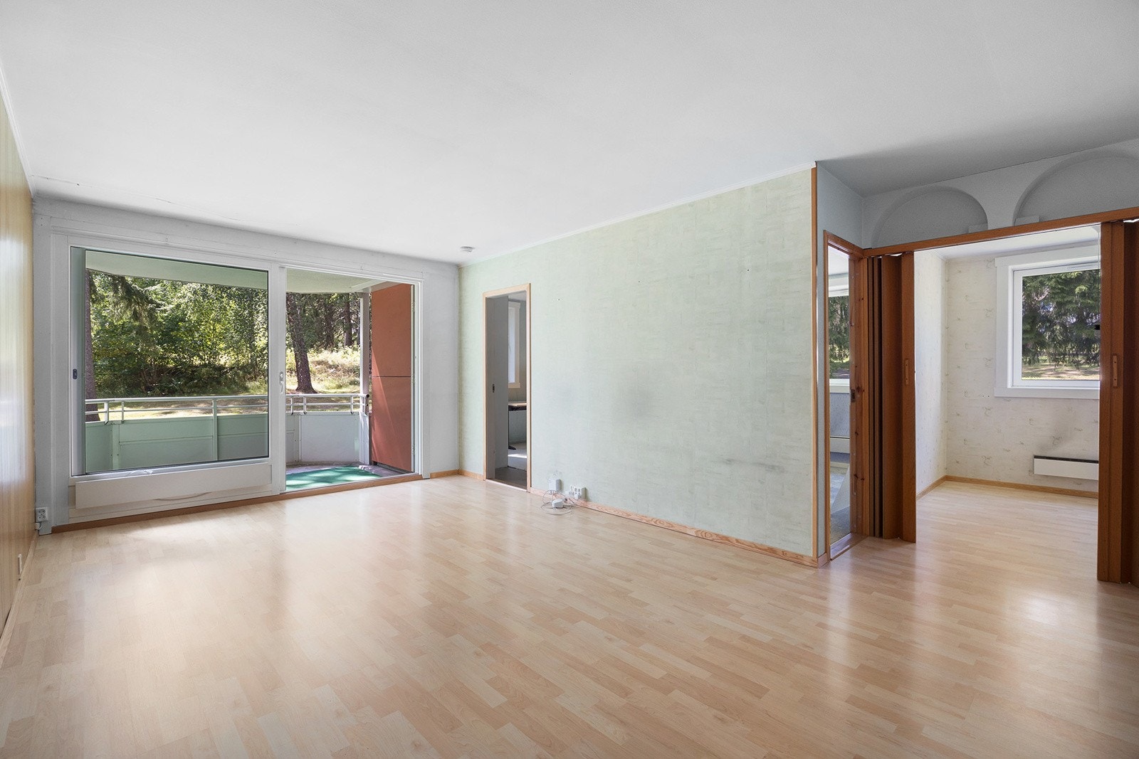 Stue med store vindusflater som slipper inn godt med naturlig lys Galleribilde