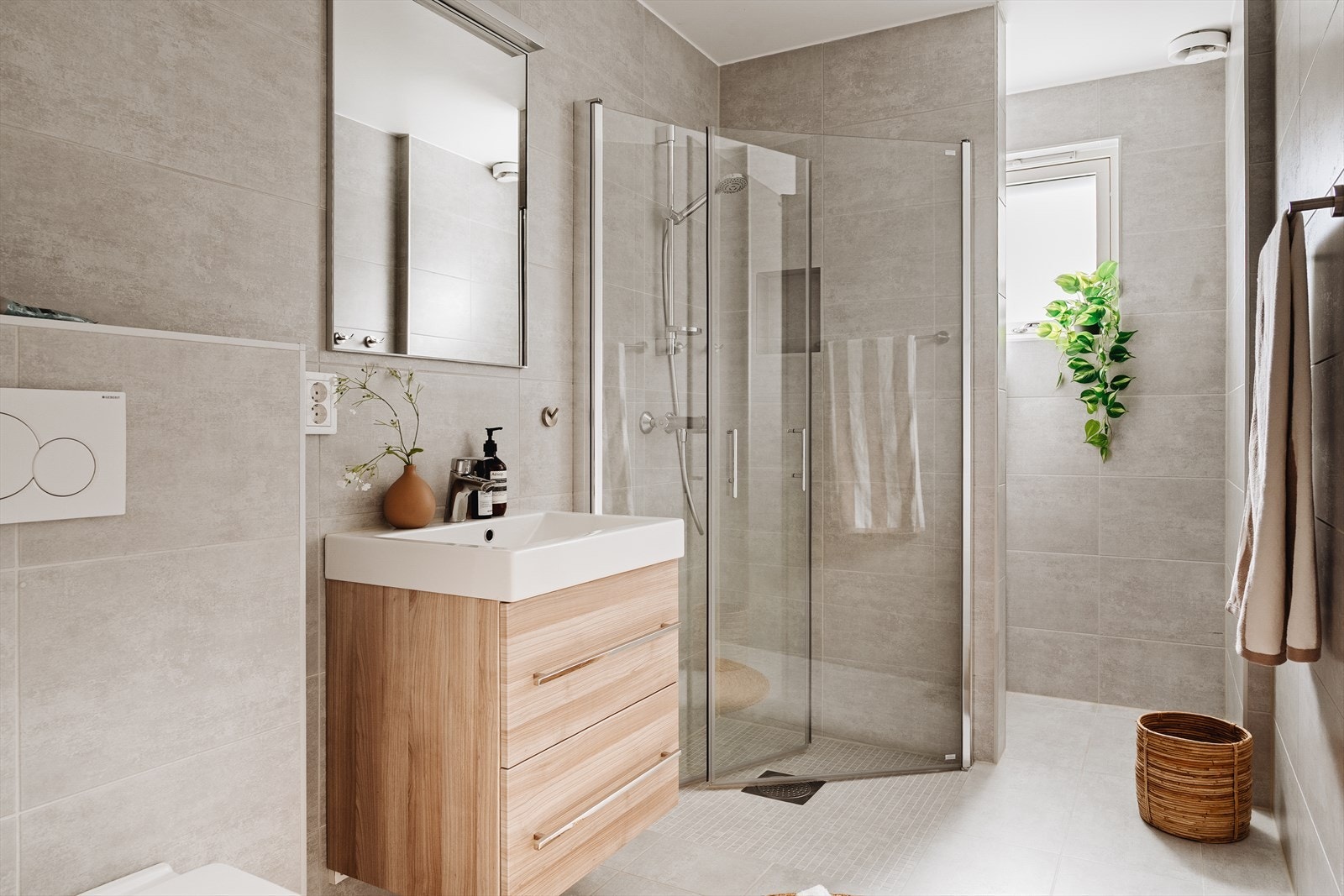 - Delikat, flislagt bad med varmekabler i gulvet - Galleribilde