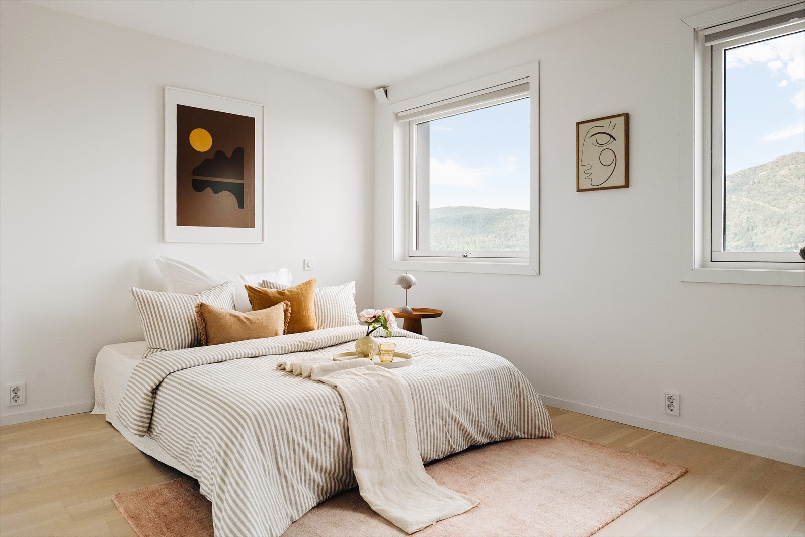 - Hovedsoverommet måler 13,8 m² og har god plass til dobbeltseng med nattbord på hver side - Galleribilde