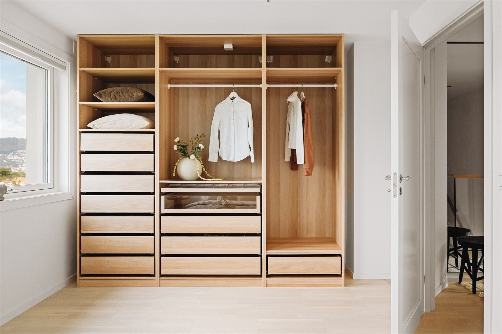 - Garderobeskapet medfølger - Galleribilde