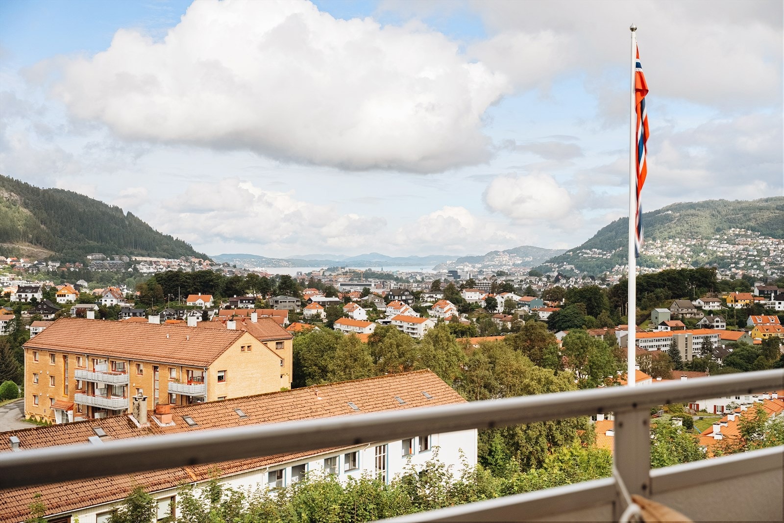 - Fra balkongen har du en fantastisk utsikt over by, fjell og sjø - Galleribilde
